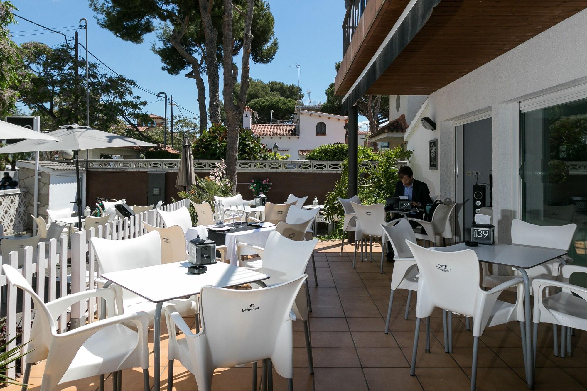 Hotel 139 Castelldefels Exterior photo